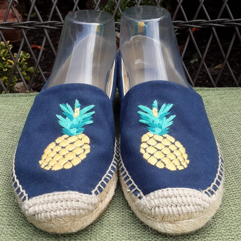 Vera Bradley Pineapple Embroidered Embellished Espadrille Size 7.